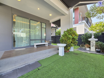 บ้านเดี่ยวมือสองนนทบุรี โครงการ สราญสิริ ชัยพฤกษ์-แจ้งวัฒนะ เนื้อที่ 50.40 ตร.ว. พื้นที่ใช้สอย 160 ตร.ม. ฟังก์ชัน 3 ห้องนอน 3 ห้องน้ำ 2 ที่จอดรถ บ้านสภาพดี ขายพร้อมเฟอร์นิเจอร์บิ้วท์อิน บนทำเลเดินทางสะดวก ใกล้รถไฟฟ้าสายสีชมพู "สถานีห้าแยกปากเกร็ด" และทางพิเศษอุดรรัถยา