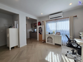 บ้านเดี่ยวมือสองนนทบุรี โครงการ สราญสิริ ชัยพฤกษ์-แจ้งวัฒนะ เนื้อที่ 50.40 ตร.ว. พื้นที่ใช้สอย 160 ตร.ม. ฟังก์ชัน 3 ห้องนอน 3 ห้องน้ำ 2 ที่จอดรถ บ้านสภาพดี ขายพร้อมเฟอร์นิเจอร์บิ้วท์อิน บนทำเลเดินทางสะดวก ใกล้รถไฟฟ้าสายสีชมพู "สถานีห้าแยกปากเกร็ด" และทางพิเศษอุดรรัถยา