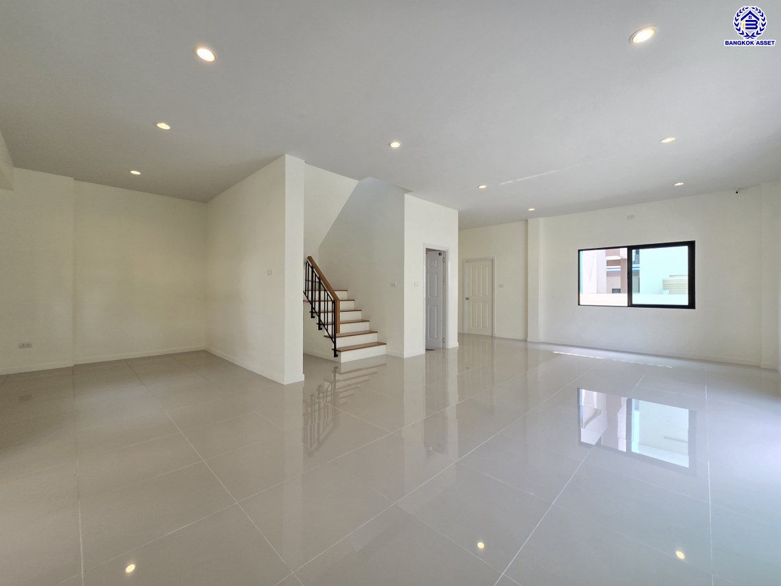 บ้านเดี่ยวมือสองนนทบุรี โครงการ เอสเกต พรีเมี่ยม-กาญจนาภิเษก หลังมุม เนื้อที่ 67.30 ตร.ว. พื้นที่ใช้สอย 160 ตร.ม. ฟังก์ชัน 3 ห้องนอน 3 ห้องน้ำ 2 ที่จอดรถ บนทำเลเดินทางสะดวก เชื่อมต่อถนนกาญจนาภิเษก, ถนนนครอินทร์, ถนนรัตนาธิเบศร์ ใกล้รถไฟฟ้าสายสีม่วง "สถานีตลาดบางใหญ่" และจุดขึ้นทางด่วน "ศรีรัช"