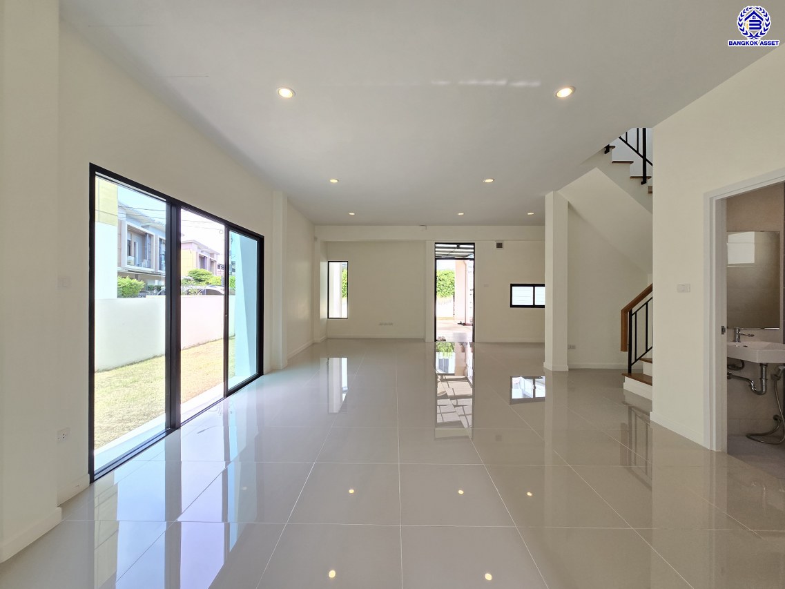 บ้านเดี่ยวมือสองนนทบุรี โครงการ เอสเกต พรีเมี่ยม-กาญจนาภิเษก หลังมุม เนื้อที่ 67.30 ตร.ว. พื้นที่ใช้สอย 160 ตร.ม. ฟังก์ชัน 3 ห้องนอน 3 ห้องน้ำ 2 ที่จอดรถ บนทำเลเดินทางสะดวก เชื่อมต่อถนนกาญจนาภิเษก, ถนนนครอินทร์, ถนนรัตนาธิเบศร์ ใกล้รถไฟฟ้าสายสีม่วง "สถานีตลาดบางใหญ่" และจุดขึ้นทางด่วน "ศรีรัช"