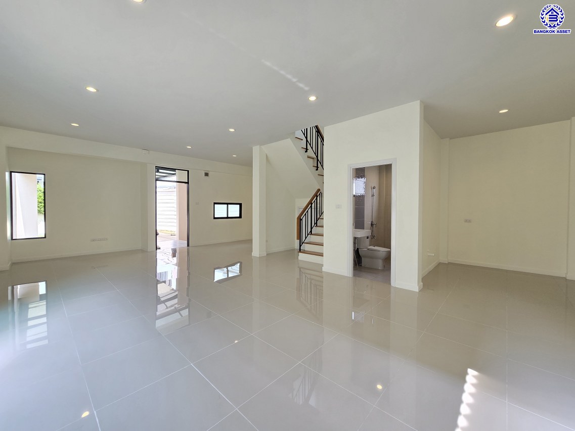 บ้านเดี่ยวมือสองนนทบุรี โครงการ เอสเกต พรีเมี่ยม-กาญจนาภิเษก หลังมุม เนื้อที่ 67.30 ตร.ว. พื้นที่ใช้สอย 160 ตร.ม. ฟังก์ชัน 3 ห้องนอน 3 ห้องน้ำ 2 ที่จอดรถ บนทำเลเดินทางสะดวก เชื่อมต่อถนนกาญจนาภิเษก, ถนนนครอินทร์, ถนนรัตนาธิเบศร์ ใกล้รถไฟฟ้าสายสีม่วง "สถานีตลาดบางใหญ่" และจุดขึ้นทางด่วน "ศรีรัช"