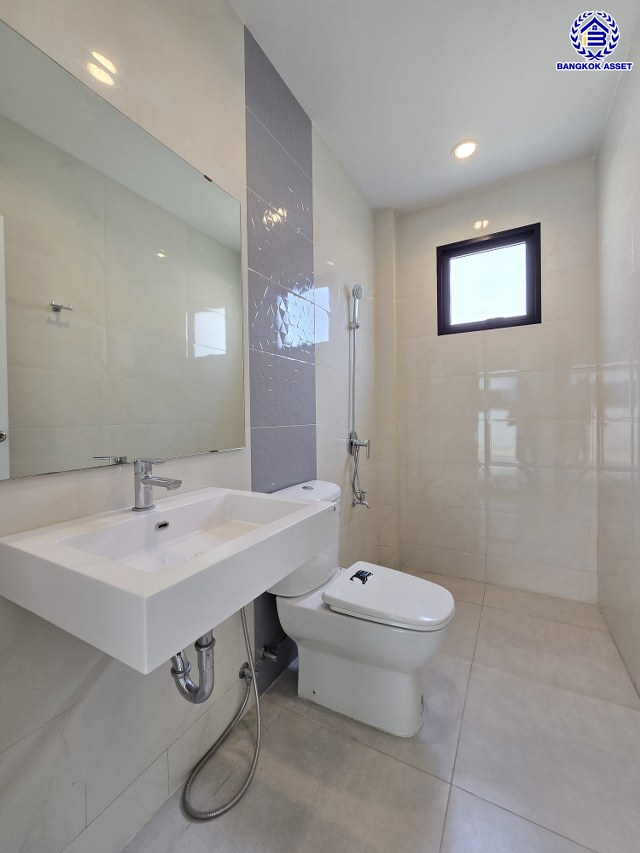 บ้านเดี่ยวมือสองนนทบุรี โครงการ เอสเกต พรีเมี่ยม-กาญจนาภิเษก หลังมุม เนื้อที่ 67.30 ตร.ว. พื้นที่ใช้สอย 160 ตร.ม. ฟังก์ชัน 3 ห้องนอน 3 ห้องน้ำ 2 ที่จอดรถ บนทำเลเดินทางสะดวก เชื่อมต่อถนนกาญจนาภิเษก, ถนนนครอินทร์, ถนนรัตนาธิเบศร์ ใกล้รถไฟฟ้าสายสีม่วง "สถานีตลาดบางใหญ่" และจุดขึ้นทางด่วน "ศรีรัช"