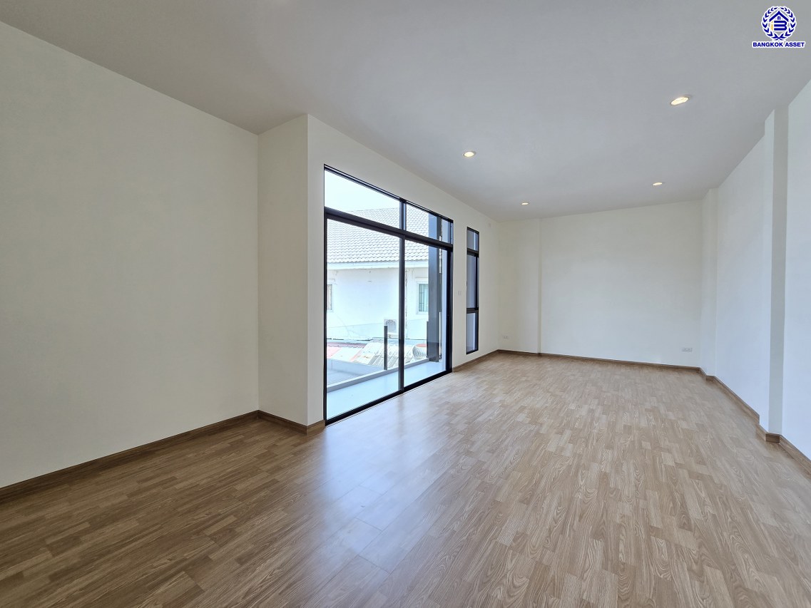 บ้านเดี่ยวมือสองนนทบุรี โครงการ เอสเกต พรีเมี่ยม-กาญจนาภิเษก หลังมุม เนื้อที่ 67.30 ตร.ว. พื้นที่ใช้สอย 160 ตร.ม. ฟังก์ชัน 3 ห้องนอน 3 ห้องน้ำ 2 ที่จอดรถ บนทำเลเดินทางสะดวก เชื่อมต่อถนนกาญจนาภิเษก, ถนนนครอินทร์, ถนนรัตนาธิเบศร์ ใกล้รถไฟฟ้าสายสีม่วง "สถานีตลาดบางใหญ่" และจุดขึ้นทางด่วน "ศรีรัช"