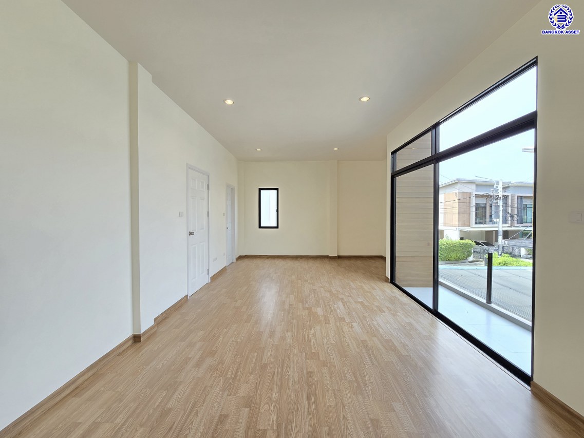 บ้านเดี่ยวมือสองนนทบุรี โครงการ เอสเกต พรีเมี่ยม-กาญจนาภิเษก หลังมุม เนื้อที่ 67.30 ตร.ว. พื้นที่ใช้สอย 160 ตร.ม. ฟังก์ชัน 3 ห้องนอน 3 ห้องน้ำ 2 ที่จอดรถ บนทำเลเดินทางสะดวก เชื่อมต่อถนนกาญจนาภิเษก, ถนนนครอินทร์, ถนนรัตนาธิเบศร์ ใกล้รถไฟฟ้าสายสีม่วง "สถานีตลาดบางใหญ่" และจุดขึ้นทางด่วน "ศรีรัช"