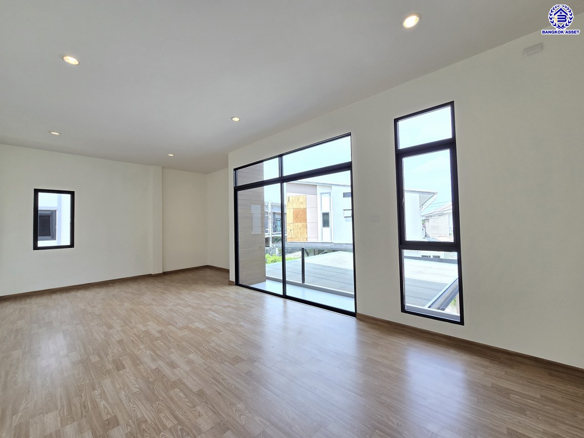 บ้านเดี่ยวมือสองนนทบุรี โครงการ เอสเกต พรีเมี่ยม-กาญจนาภิเษก หลังมุม เนื้อที่ 67.30 ตร.ว. พื้นที่ใช้สอย 160 ตร.ม. ฟังก์ชัน 3 ห้องนอน 3 ห้องน้ำ 2 ที่จอดรถ บนทำเลเดินทางสะดวก เชื่อมต่อถนนกาญจนาภิเษก, ถนนนครอินทร์, ถนนรัตนาธิเบศร์ ใกล้รถไฟฟ้าสายสีม่วง "สถานีตลาดบางใหญ่" และจุดขึ้นทางด่วน "ศรีรัช"