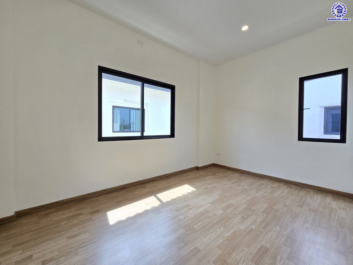 บ้านเดี่ยวมือสองนนทบุรี โครงการ เอสเกต พรีเมี่ยม-กาญจนาภิเษก หลังมุม เนื้อที่ 67.30 ตร.ว. พื้นที่ใช้สอย 160 ตร.ม. ฟังก์ชัน 3 ห้องนอน 3 ห้องน้ำ 2 ที่จอดรถ บนทำเลเดินทางสะดวก เชื่อมต่อถนนกาญจนาภิเษก, ถนนนครอินทร์, ถนนรัตนาธิเบศร์ ใกล้รถไฟฟ้าสายสีม่วง "สถานีตลาดบางใหญ่" และจุดขึ้นทางด่วน "ศรีรัช"