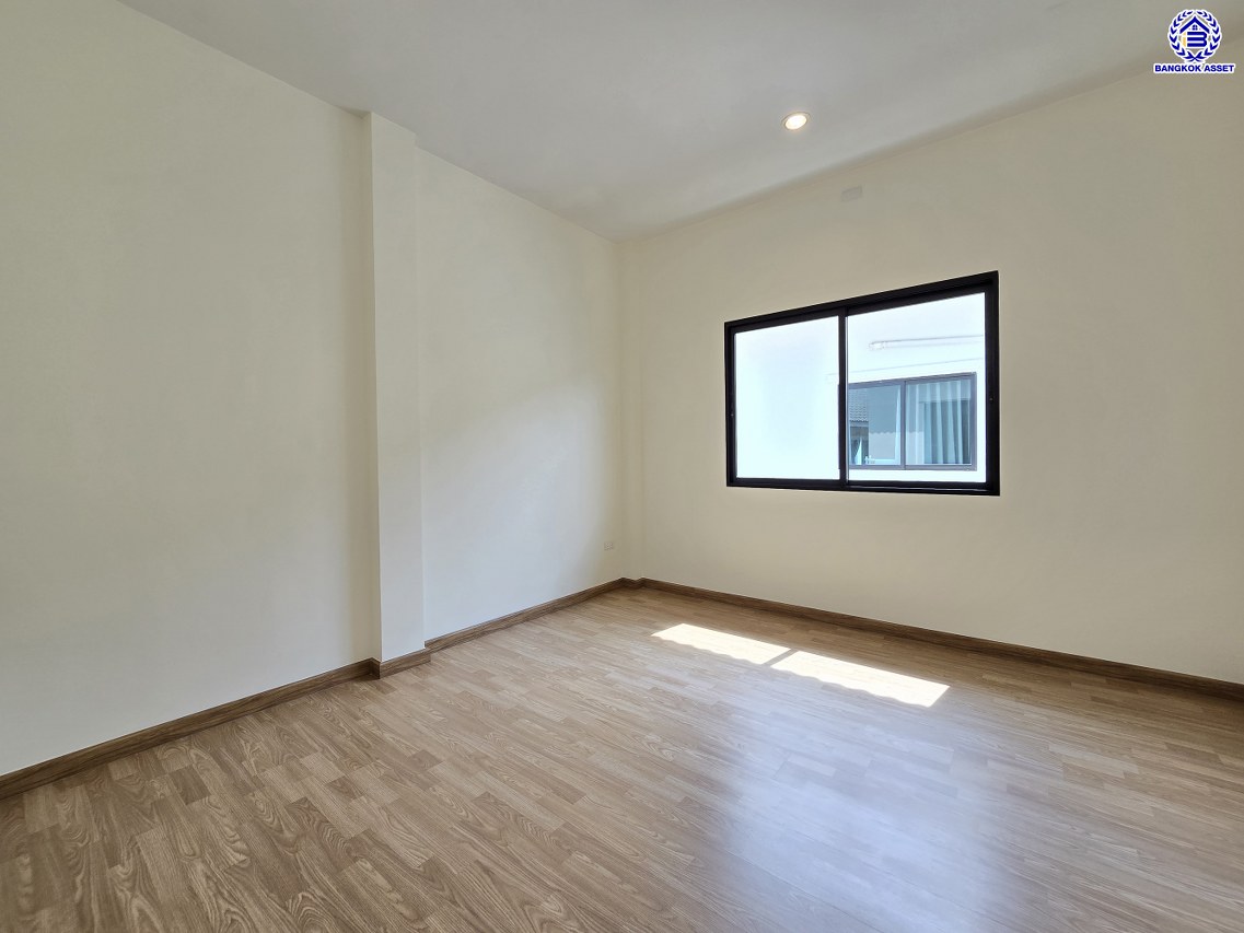 บ้านเดี่ยวมือสองนนทบุรี โครงการ เอสเกต พรีเมี่ยม-กาญจนาภิเษก หลังมุม เนื้อที่ 67.30 ตร.ว. พื้นที่ใช้สอย 160 ตร.ม. ฟังก์ชัน 3 ห้องนอน 3 ห้องน้ำ 2 ที่จอดรถ บนทำเลเดินทางสะดวก เชื่อมต่อถนนกาญจนาภิเษก, ถนนนครอินทร์, ถนนรัตนาธิเบศร์ ใกล้รถไฟฟ้าสายสีม่วง "สถานีตลาดบางใหญ่" และจุดขึ้นทางด่วน "ศรีรัช"