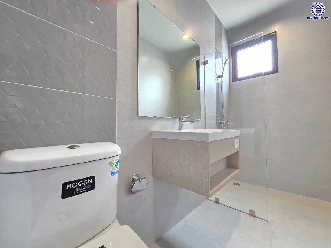 บ้านเดี่ยวมือสองนนทบุรี โครงการ เอสเกต พรีเมี่ยม-กาญจนาภิเษก หลังมุม เนื้อที่ 67.30 ตร.ว. พื้นที่ใช้สอย 160 ตร.ม. ฟังก์ชัน 3 ห้องนอน 3 ห้องน้ำ 2 ที่จอดรถ บนทำเลเดินทางสะดวก เชื่อมต่อถนนกาญจนาภิเษก, ถนนนครอินทร์, ถนนรัตนาธิเบศร์ ใกล้รถไฟฟ้าสายสีม่วง "สถานีตลาดบางใหญ่" และจุดขึ้นทางด่วน "ศรีรัช"