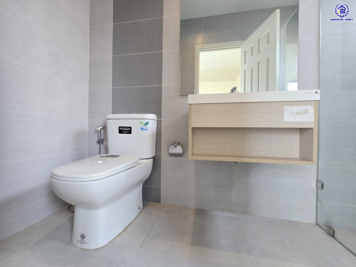 บ้านเดี่ยวมือสองนนทบุรี โครงการ เอสเกต พรีเมี่ยม-กาญจนาภิเษก หลังมุม เนื้อที่ 67.30 ตร.ว. พื้นที่ใช้สอย 160 ตร.ม. ฟังก์ชัน 3 ห้องนอน 3 ห้องน้ำ 2 ที่จอดรถ บนทำเลเดินทางสะดวก เชื่อมต่อถนนกาญจนาภิเษก, ถนนนครอินทร์, ถนนรัตนาธิเบศร์ ใกล้รถไฟฟ้าสายสีม่วง "สถานีตลาดบางใหญ่" และจุดขึ้นทางด่วน "ศรีรัช"