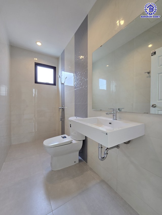 บ้านเดี่ยวมือสองนนทบุรี โครงการ เอสเกต พรีเมี่ยม-กาญจนาภิเษก หลังมุม เนื้อที่ 67.30 ตร.ว. พื้นที่ใช้สอย 160 ตร.ม. ฟังก์ชัน 3 ห้องนอน 3 ห้องน้ำ 2 ที่จอดรถ บนทำเลเดินทางสะดวก เชื่อมต่อถนนกาญจนาภิเษก, ถนนนครอินทร์, ถนนรัตนาธิเบศร์ ใกล้รถไฟฟ้าสายสีม่วง "สถานีตลาดบางใหญ่" และจุดขึ้นทางด่วน "ศรีรัช"