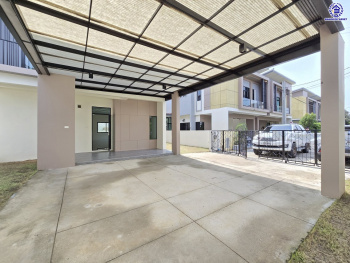 บ้านเดี่ยวมือสองนนทบุรี โครงการ เอสเกต พรีเมี่ยม-กาญจนาภิเษก หลังมุม เนื้อที่ 67.30 ตร.ว. พื้นที่ใช้สอย 160 ตร.ม. ฟังก์ชัน 3 ห้องนอน 3 ห้องน้ำ 2 ที่จอดรถ บนทำเลเดินทางสะดวก เชื่อมต่อถนนกาญจนาภิเษก, ถนนนครอินทร์, ถนนรัตนาธิเบศร์ ใกล้รถไฟฟ้าสายสีม่วง "สถานีตลาดบางใหญ่" และจุดขึ้นทางด่วน "ศรีรัช"