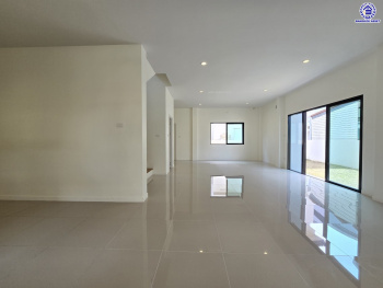 บ้านเดี่ยวมือสองนนทบุรี โครงการ เอสเกต พรีเมี่ยม-กาญจนาภิเษก หลังมุม เนื้อที่ 67.30 ตร.ว. พื้นที่ใช้สอย 160 ตร.ม. ฟังก์ชัน 3 ห้องนอน 3 ห้องน้ำ 2 ที่จอดรถ บนทำเลเดินทางสะดวก เชื่อมต่อถนนกาญจนาภิเษก, ถนนนครอินทร์, ถนนรัตนาธิเบศร์ ใกล้รถไฟฟ้าสายสีม่วง "สถานีตลาดบางใหญ่" และจุดขึ้นทางด่วน "ศรีรัช"