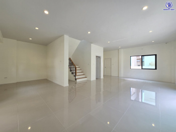 บ้านเดี่ยวมือสองนนทบุรี โครงการ เอสเกต พรีเมี่ยม-กาญจนาภิเษก หลังมุม เนื้อที่ 67.30 ตร.ว. พื้นที่ใช้สอย 160 ตร.ม. ฟังก์ชัน 3 ห้องนอน 3 ห้องน้ำ 2 ที่จอดรถ บนทำเลเดินทางสะดวก เชื่อมต่อถนนกาญจนาภิเษก, ถนนนครอินทร์, ถนนรัตนาธิเบศร์ ใกล้รถไฟฟ้าสายสีม่วง "สถานีตลาดบางใหญ่" และจุดขึ้นทางด่วน "ศรีรัช"