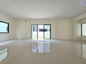 บ้านเดี่ยวมือสองนนทบุรี โครงการ เอสเกต พรีเมี่ยม-กาญจนาภิเษก หลังมุม เนื้อที่ 67.30 ตร.ว. พื้นที่ใช้สอย 160 ตร.ม. ฟังก์ชัน 3 ห้องนอน 3 ห้องน้ำ 2 ที่จอดรถ บนทำเลเดินทางสะดวก เชื่อมต่อถนนกาญจนาภิเษก, ถนนนครอินทร์, ถนนรัตนาธิเบศร์ ใกล้รถไฟฟ้าสายสีม่วง "สถานีตลาดบางใหญ่" และจุดขึ้นทางด่วน "ศรีรัช"