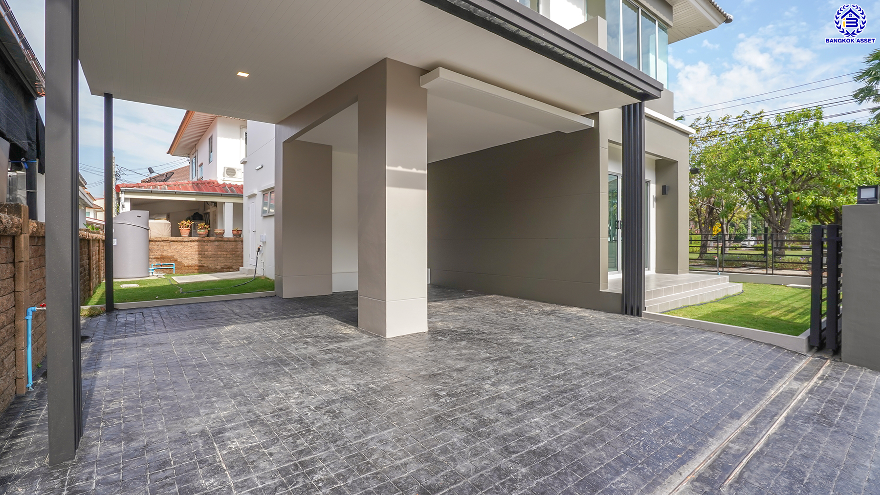 บ้านมือสองตกแต่งใหม่ หลังมุม โครงการ กฤษดา ลากูน ปิ่นเกล้า – พระราม 5 เนื้อที่ 54.1 ตร.ว. พื้นที่ใช้สอย 181.85 ตร.ม. ฟังก์ชัน 3 ห้องนอน 2 ห้องน้ำ 2 ที่จอดรถ รีโนเวทใหม่เหมือนมือหนึ่ง พร้อมพื้นที่รอบบ้าน ตั้งบนทำเลเดินทางสะดวก เชื่อมต่อถนนกาญจนาภิเษก, ถนนบรมราชชนนี, ถนนนครอินทร์ ใกล้จุดขึ้นทางด่วน "ศรีรัช"