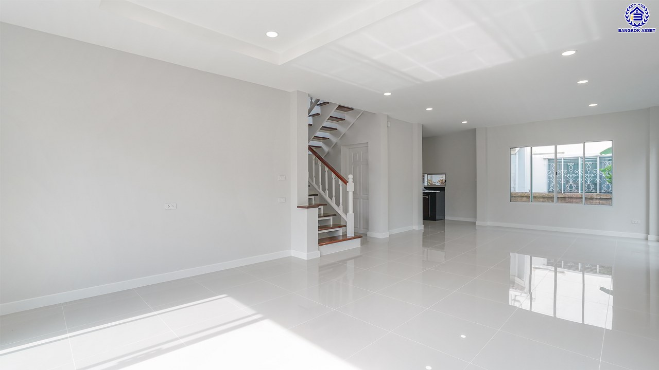 บ้านมือสองตกแต่งใหม่ หลังมุม โครงการ กฤษดา ลากูน ปิ่นเกล้า – พระราม 5 เนื้อที่ 54.1 ตร.ว. พื้นที่ใช้สอย 181.85 ตร.ม. ฟังก์ชัน 3 ห้องนอน 2 ห้องน้ำ 2 ที่จอดรถ รีโนเวทใหม่เหมือนมือหนึ่ง พร้อมพื้นที่รอบบ้าน ตั้งบนทำเลเดินทางสะดวก เชื่อมต่อถนนกาญจนาภิเษก, ถนนบรมราชชนนี, ถนนนครอินทร์ ใกล้จุดขึ้นทางด่วน "ศรีรัช"