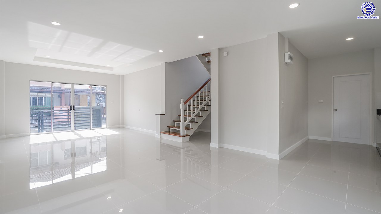 บ้านมือสองตกแต่งใหม่ หลังมุม โครงการ กฤษดา ลากูน ปิ่นเกล้า – พระราม 5 เนื้อที่ 54.1 ตร.ว. พื้นที่ใช้สอย 181.85 ตร.ม. ฟังก์ชัน 3 ห้องนอน 2 ห้องน้ำ 2 ที่จอดรถ รีโนเวทใหม่เหมือนมือหนึ่ง พร้อมพื้นที่รอบบ้าน ตั้งบนทำเลเดินทางสะดวก เชื่อมต่อถนนกาญจนาภิเษก, ถนนบรมราชชนนี, ถนนนครอินทร์ ใกล้จุดขึ้นทางด่วน "ศรีรัช"