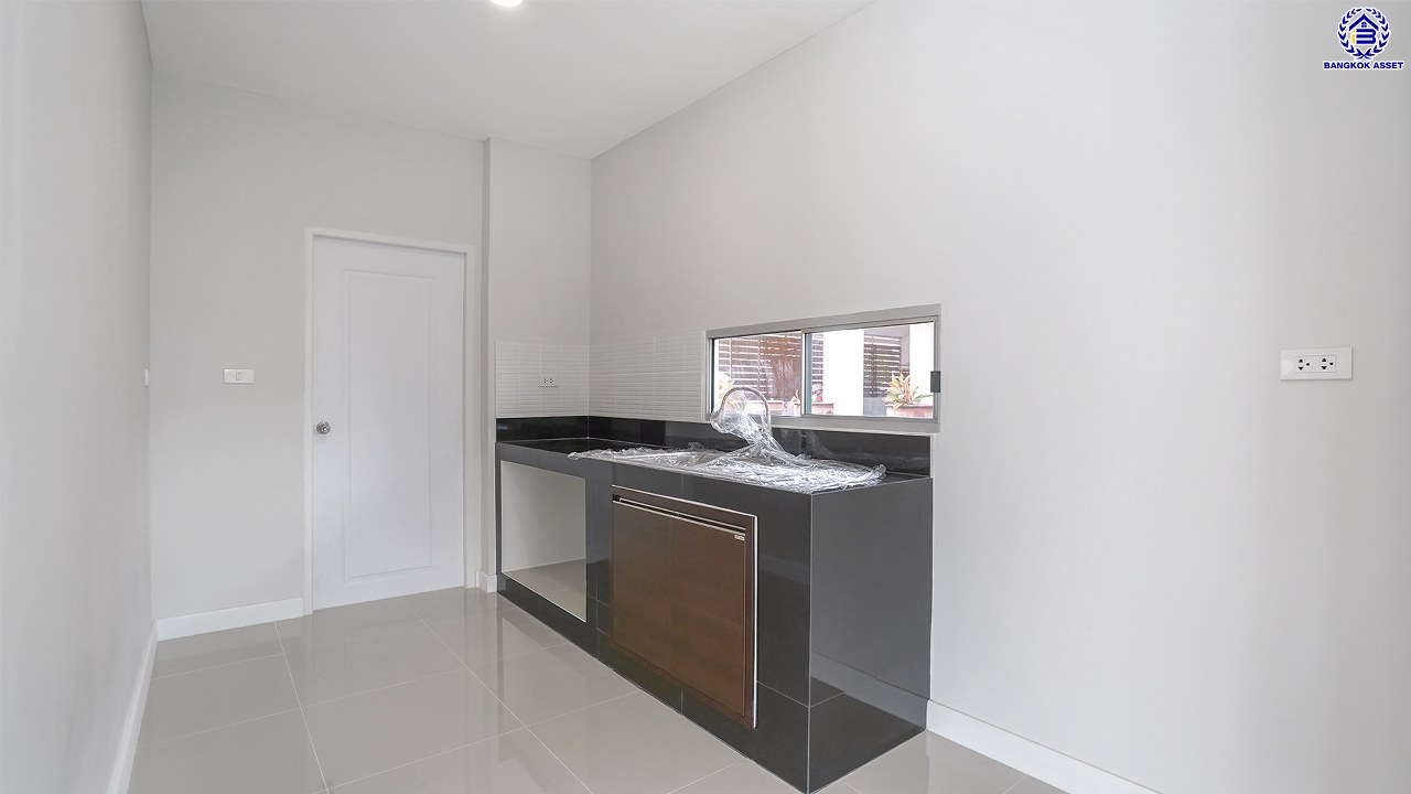 บ้านมือสองตกแต่งใหม่ หลังมุม โครงการ กฤษดา ลากูน ปิ่นเกล้า – พระราม 5 เนื้อที่ 54.1 ตร.ว. พื้นที่ใช้สอย 181.85 ตร.ม. ฟังก์ชัน 3 ห้องนอน 2 ห้องน้ำ 2 ที่จอดรถ รีโนเวทใหม่เหมือนมือหนึ่ง พร้อมพื้นที่รอบบ้าน ตั้งบนทำเลเดินทางสะดวก เชื่อมต่อถนนกาญจนาภิเษก, ถนนบรมราชชนนี, ถนนนครอินทร์ ใกล้จุดขึ้นทางด่วน "ศรีรัช"