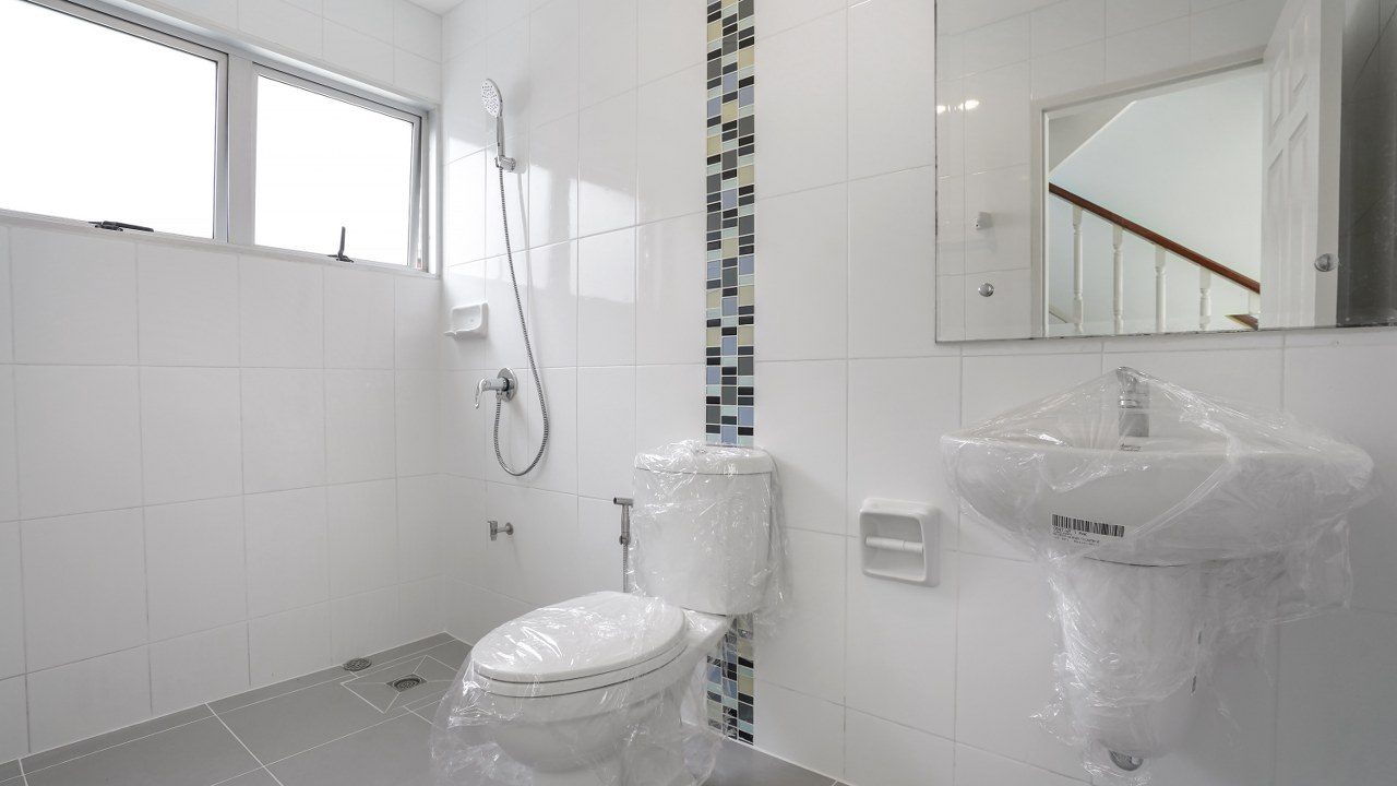 บ้านมือสองตกแต่งใหม่ หลังมุม โครงการ กฤษดา ลากูน ปิ่นเกล้า – พระราม 5 เนื้อที่ 54.1 ตร.ว. พื้นที่ใช้สอย 181.85 ตร.ม. ฟังก์ชัน 3 ห้องนอน 2 ห้องน้ำ 2 ที่จอดรถ รีโนเวทใหม่เหมือนมือหนึ่ง พร้อมพื้นที่รอบบ้าน ตั้งบนทำเลเดินทางสะดวก เชื่อมต่อถนนกาญจนาภิเษก, ถนนบรมราชชนนี, ถนนนครอินทร์ ใกล้จุดขึ้นทางด่วน "ศรีรัช"