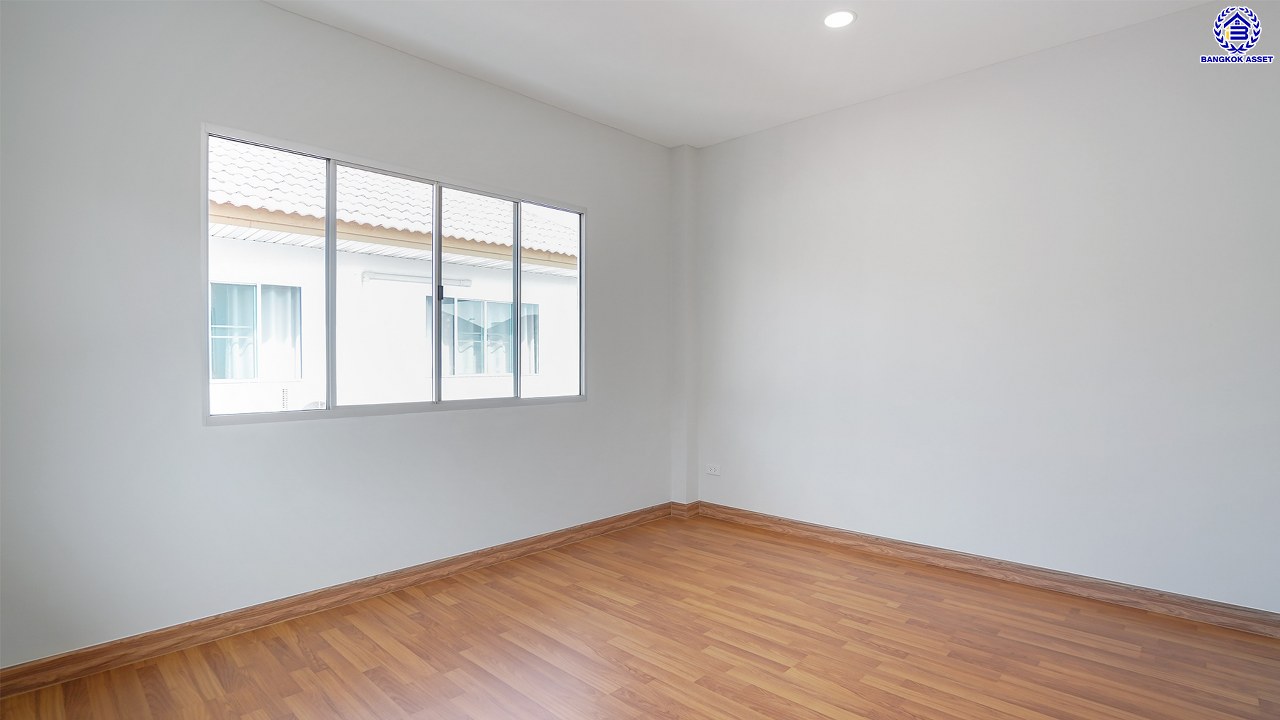 บ้านมือสองตกแต่งใหม่ หลังมุม โครงการ กฤษดา ลากูน ปิ่นเกล้า – พระราม 5 เนื้อที่ 54.1 ตร.ว. พื้นที่ใช้สอย 181.85 ตร.ม. ฟังก์ชัน 3 ห้องนอน 2 ห้องน้ำ 2 ที่จอดรถ รีโนเวทใหม่เหมือนมือหนึ่ง พร้อมพื้นที่รอบบ้าน ตั้งบนทำเลเดินทางสะดวก เชื่อมต่อถนนกาญจนาภิเษก, ถนนบรมราชชนนี, ถนนนครอินทร์ ใกล้จุดขึ้นทางด่วน "ศรีรัช"