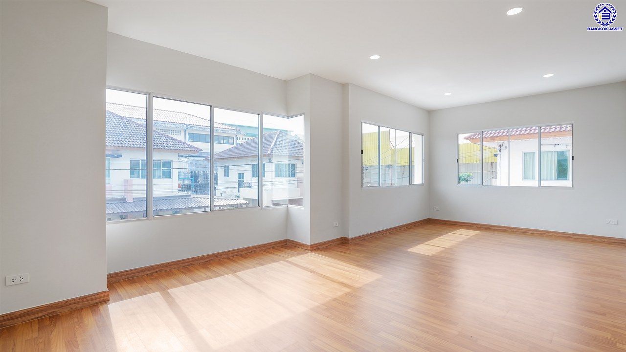 บ้านมือสองตกแต่งใหม่ หลังมุม โครงการ กฤษดา ลากูน ปิ่นเกล้า – พระราม 5 เนื้อที่ 54.1 ตร.ว. พื้นที่ใช้สอย 181.85 ตร.ม. ฟังก์ชัน 3 ห้องนอน 2 ห้องน้ำ 2 ที่จอดรถ รีโนเวทใหม่เหมือนมือหนึ่ง พร้อมพื้นที่รอบบ้าน ตั้งบนทำเลเดินทางสะดวก เชื่อมต่อถนนกาญจนาภิเษก, ถนนบรมราชชนนี, ถนนนครอินทร์ ใกล้จุดขึ้นทางด่วน "ศรีรัช"