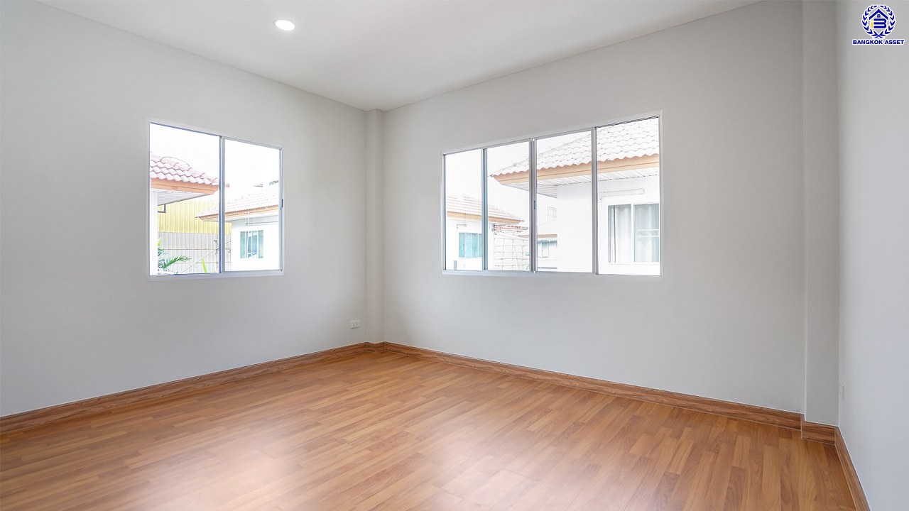 บ้านมือสองตกแต่งใหม่ หลังมุม โครงการ กฤษดา ลากูน ปิ่นเกล้า – พระราม 5 เนื้อที่ 54.1 ตร.ว. พื้นที่ใช้สอย 181.85 ตร.ม. ฟังก์ชัน 3 ห้องนอน 2 ห้องน้ำ 2 ที่จอดรถ รีโนเวทใหม่เหมือนมือหนึ่ง พร้อมพื้นที่รอบบ้าน ตั้งบนทำเลเดินทางสะดวก เชื่อมต่อถนนกาญจนาภิเษก, ถนนบรมราชชนนี, ถนนนครอินทร์ ใกล้จุดขึ้นทางด่วน "ศรีรัช"