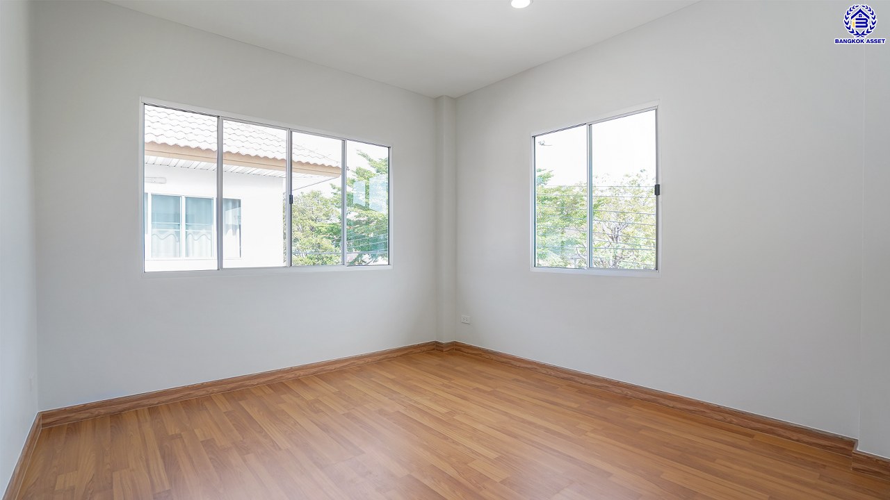 บ้านมือสองตกแต่งใหม่ หลังมุม โครงการ กฤษดา ลากูน ปิ่นเกล้า – พระราม 5 เนื้อที่ 54.1 ตร.ว. พื้นที่ใช้สอย 181.85 ตร.ม. ฟังก์ชัน 3 ห้องนอน 2 ห้องน้ำ 2 ที่จอดรถ รีโนเวทใหม่เหมือนมือหนึ่ง พร้อมพื้นที่รอบบ้าน ตั้งบนทำเลเดินทางสะดวก เชื่อมต่อถนนกาญจนาภิเษก, ถนนบรมราชชนนี, ถนนนครอินทร์ ใกล้จุดขึ้นทางด่วน "ศรีรัช"