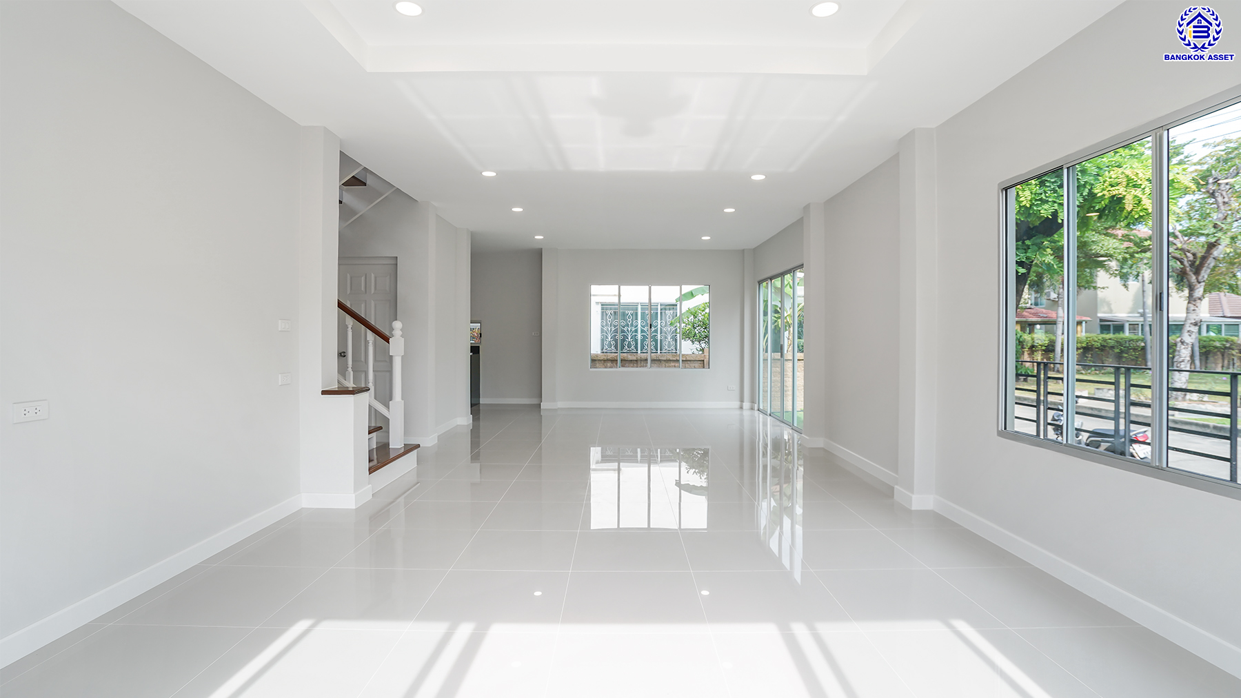 บ้านมือสองตกแต่งใหม่ หลังมุม โครงการ กฤษดา ลากูน ปิ่นเกล้า – พระราม 5 เนื้อที่ 54.1 ตร.ว. พื้นที่ใช้สอย 181.85 ตร.ม. ฟังก์ชัน 3 ห้องนอน 2 ห้องน้ำ 2 ที่จอดรถ รีโนเวทใหม่เหมือนมือหนึ่ง พร้อมพื้นที่รอบบ้าน ตั้งบนทำเลเดินทางสะดวก เชื่อมต่อถนนกาญจนาภิเษก, ถนนบรมราชชนนี, ถนนนครอินทร์ ใกล้จุดขึ้นทางด่วน "ศรีรัช"