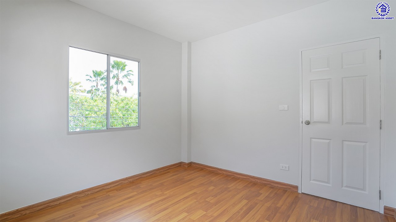 บ้านมือสองตกแต่งใหม่ หลังมุม โครงการ กฤษดา ลากูน ปิ่นเกล้า – พระราม 5 เนื้อที่ 54.1 ตร.ว. พื้นที่ใช้สอย 181.85 ตร.ม. ฟังก์ชัน 3 ห้องนอน 2 ห้องน้ำ 2 ที่จอดรถ รีโนเวทใหม่เหมือนมือหนึ่ง พร้อมพื้นที่รอบบ้าน ตั้งบนทำเลเดินทางสะดวก เชื่อมต่อถนนกาญจนาภิเษก, ถนนบรมราชชนนี, ถนนนครอินทร์ ใกล้จุดขึ้นทางด่วน "ศรีรัช"