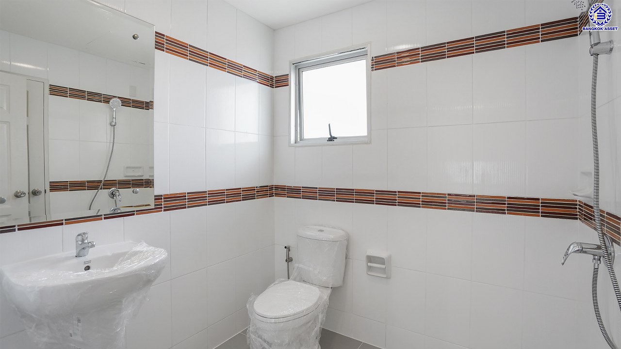 บ้านมือสองตกแต่งใหม่ หลังมุม โครงการ กฤษดา ลากูน ปิ่นเกล้า – พระราม 5 เนื้อที่ 54.1 ตร.ว. พื้นที่ใช้สอย 181.85 ตร.ม. ฟังก์ชัน 3 ห้องนอน 2 ห้องน้ำ 2 ที่จอดรถ รีโนเวทใหม่เหมือนมือหนึ่ง พร้อมพื้นที่รอบบ้าน ตั้งบนทำเลเดินทางสะดวก เชื่อมต่อถนนกาญจนาภิเษก, ถนนบรมราชชนนี, ถนนนครอินทร์ ใกล้จุดขึ้นทางด่วน "ศรีรัช"