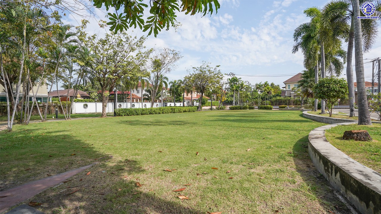 บ้านมือสองตกแต่งใหม่ หลังมุม โครงการ กฤษดา ลากูน ปิ่นเกล้า – พระราม 5 เนื้อที่ 54.1 ตร.ว. พื้นที่ใช้สอย 181.85 ตร.ม. ฟังก์ชัน 3 ห้องนอน 2 ห้องน้ำ 2 ที่จอดรถ รีโนเวทใหม่เหมือนมือหนึ่ง พร้อมพื้นที่รอบบ้าน ตั้งบนทำเลเดินทางสะดวก เชื่อมต่อถนนกาญจนาภิเษก, ถนนบรมราชชนนี, ถนนนครอินทร์ ใกล้จุดขึ้นทางด่วน "ศรีรัช"