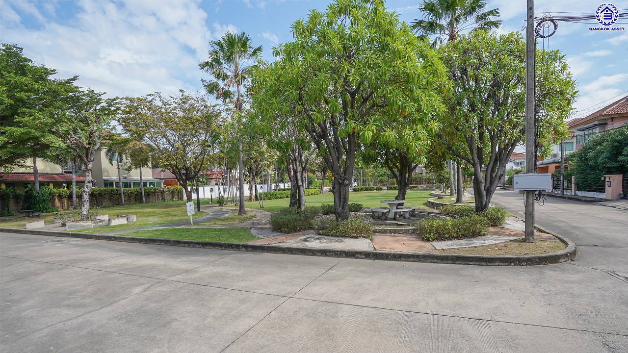 บ้านมือสองตกแต่งใหม่ หลังมุม โครงการ กฤษดา ลากูน ปิ่นเกล้า – พระราม 5 เนื้อที่ 54.1 ตร.ว. พื้นที่ใช้สอย 181.85 ตร.ม. ฟังก์ชัน 3 ห้องนอน 2 ห้องน้ำ 2 ที่จอดรถ รีโนเวทใหม่เหมือนมือหนึ่ง พร้อมพื้นที่รอบบ้าน ตั้งบนทำเลเดินทางสะดวก เชื่อมต่อถนนกาญจนาภิเษก, ถนนบรมราชชนนี, ถนนนครอินทร์ ใกล้จุดขึ้นทางด่วน "ศรีรัช"