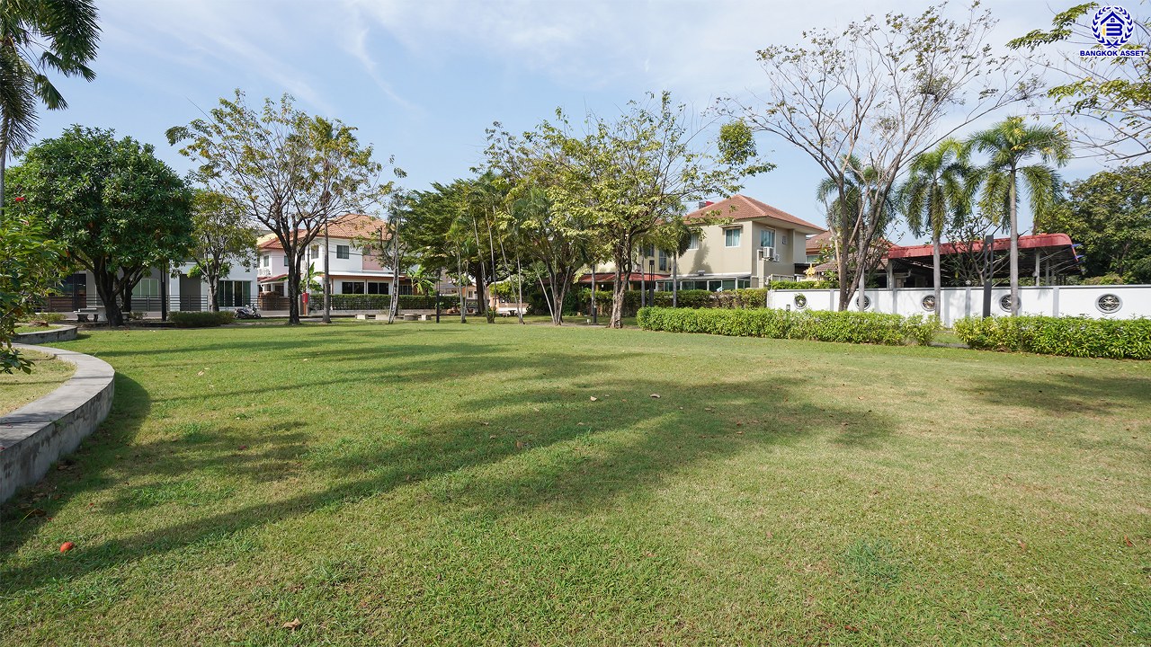 บ้านมือสองตกแต่งใหม่ หลังมุม โครงการ กฤษดา ลากูน ปิ่นเกล้า – พระราม 5 เนื้อที่ 54.1 ตร.ว. พื้นที่ใช้สอย 181.85 ตร.ม. ฟังก์ชัน 3 ห้องนอน 2 ห้องน้ำ 2 ที่จอดรถ รีโนเวทใหม่เหมือนมือหนึ่ง พร้อมพื้นที่รอบบ้าน ตั้งบนทำเลเดินทางสะดวก เชื่อมต่อถนนกาญจนาภิเษก, ถนนบรมราชชนนี, ถนนนครอินทร์ ใกล้จุดขึ้นทางด่วน "ศรีรัช"