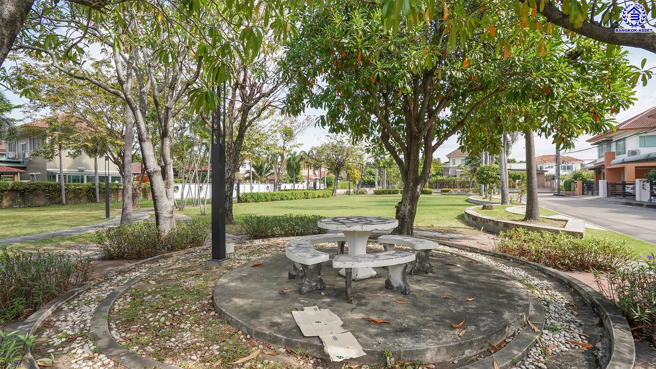 บ้านมือสองตกแต่งใหม่ หลังมุม โครงการ กฤษดา ลากูน ปิ่นเกล้า – พระราม 5 เนื้อที่ 54.1 ตร.ว. พื้นที่ใช้สอย 181.85 ตร.ม. ฟังก์ชัน 3 ห้องนอน 2 ห้องน้ำ 2 ที่จอดรถ รีโนเวทใหม่เหมือนมือหนึ่ง พร้อมพื้นที่รอบบ้าน ตั้งบนทำเลเดินทางสะดวก เชื่อมต่อถนนกาญจนาภิเษก, ถนนบรมราชชนนี, ถนนนครอินทร์ ใกล้จุดขึ้นทางด่วน "ศรีรัช"