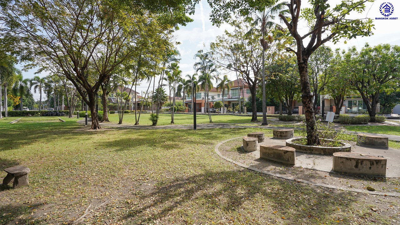 บ้านมือสองตกแต่งใหม่ หลังมุม โครงการ กฤษดา ลากูน ปิ่นเกล้า – พระราม 5 เนื้อที่ 54.1 ตร.ว. พื้นที่ใช้สอย 181.85 ตร.ม. ฟังก์ชัน 3 ห้องนอน 2 ห้องน้ำ 2 ที่จอดรถ รีโนเวทใหม่เหมือนมือหนึ่ง พร้อมพื้นที่รอบบ้าน ตั้งบนทำเลเดินทางสะดวก เชื่อมต่อถนนกาญจนาภิเษก, ถนนบรมราชชนนี, ถนนนครอินทร์ ใกล้จุดขึ้นทางด่วน "ศรีรัช"