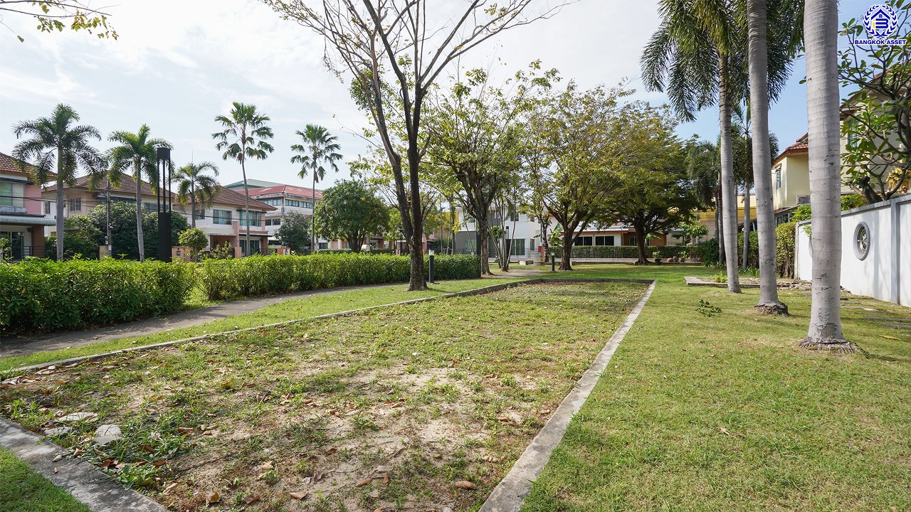 บ้านมือสองตกแต่งใหม่ หลังมุม โครงการ กฤษดา ลากูน ปิ่นเกล้า – พระราม 5 เนื้อที่ 54.1 ตร.ว. พื้นที่ใช้สอย 181.85 ตร.ม. ฟังก์ชัน 3 ห้องนอน 2 ห้องน้ำ 2 ที่จอดรถ รีโนเวทใหม่เหมือนมือหนึ่ง พร้อมพื้นที่รอบบ้าน ตั้งบนทำเลเดินทางสะดวก เชื่อมต่อถนนกาญจนาภิเษก, ถนนบรมราชชนนี, ถนนนครอินทร์ ใกล้จุดขึ้นทางด่วน "ศรีรัช"