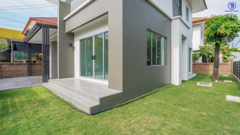 บ้านมือสองตกแต่งใหม่ หลังมุม โครงการ กฤษดา ลากูน ปิ่นเกล้า – พระราม 5 เนื้อที่ 54.1 ตร.ว. พื้นที่ใช้สอย 181.85 ตร.ม. ฟังก์ชัน 3 ห้องนอน 2 ห้องน้ำ 2 ที่จอดรถ รีโนเวทใหม่เหมือนมือหนึ่ง พร้อมพื้นที่รอบบ้าน ตั้งบนทำเลเดินทางสะดวก เชื่อมต่อถนนกาญจนาภิเษก, ถนนบรมราชชนนี, ถนนนครอินทร์ ใกล้จุดขึ้นทางด่วน "ศรีรัช"