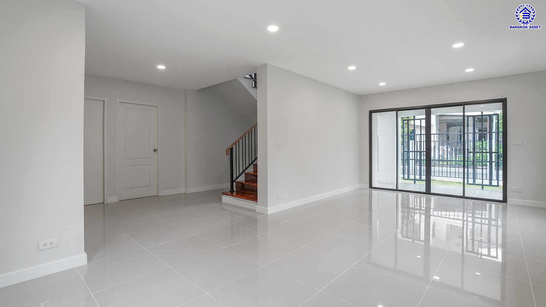 บ้านมือสองตกแต่งใหม่ โครงการ เพชรวัฒนะ เลียบคลองประปา หลังมุม บนทำเลเชื่อมต่อแจ้งวัฒนะ, ถนนศรีสมาน, ถนนสรงประภา เดินทางสะดวก ใกล้ทางด่วน "อุตราภิมุข" และรถไฟฟ้าสายสีชมพู "สถานีศรีรัช" เนื้อที่ 50 ตร.ว. พื้นที่ใช้สอย 232.51 ตร.ม. พร้อมฟังก์ชัน 4 ห้องนอน 3 ห้องน้ำ จอดรถได้ 2 คัน ...