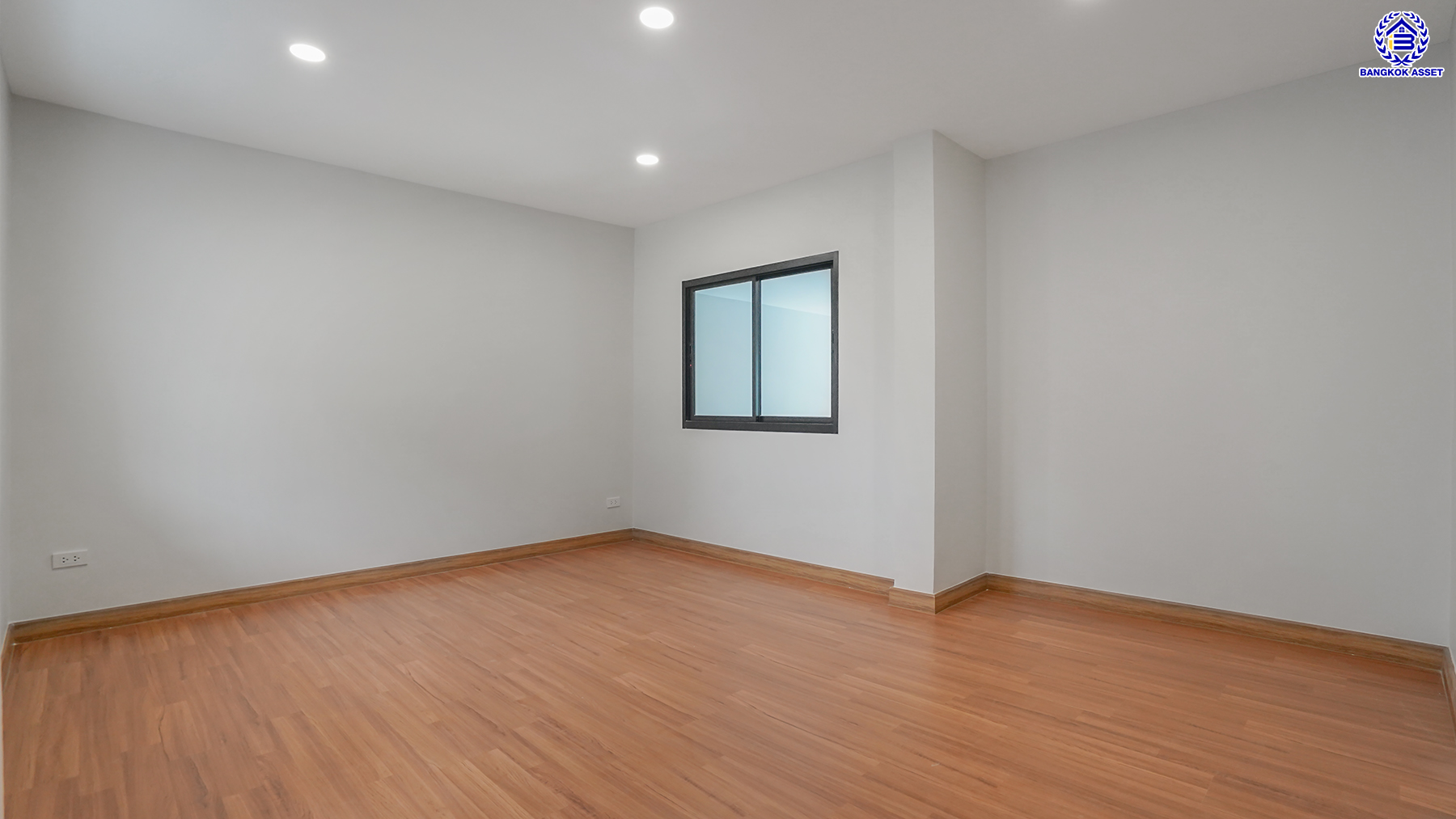 บ้านมือสองตกแต่งใหม่ โครงการ เพชรวัฒนะ เลียบคลองประปา หลังมุม บนทำเลเชื่อมต่อแจ้งวัฒนะ, ถนนศรีสมาน, ถนนสรงประภา เดินทางสะดวก ใกล้ทางด่วน "อุตราภิมุข" และรถไฟฟ้าสายสีชมพู "สถานีศรีรัช" เนื้อที่ 50 ตร.ว. พื้นที่ใช้สอย 232.51 ตร.ม. พร้อมฟังก์ชัน 4 ห้องนอน 3 ห้องน้ำ จอดรถได้ 2 คัน ...