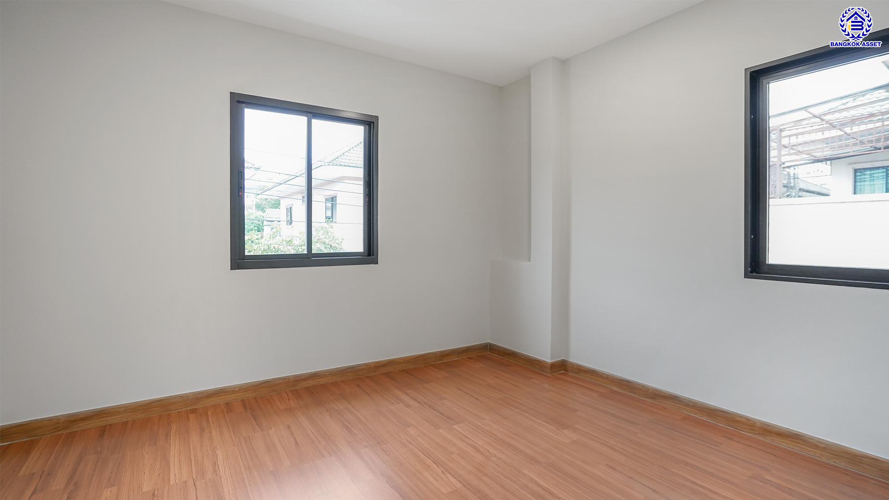 บ้านมือสองตกแต่งใหม่ โครงการ เพชรวัฒนะ เลียบคลองประปา หลังมุม บนทำเลเชื่อมต่อแจ้งวัฒนะ, ถนนศรีสมาน, ถนนสรงประภา เดินทางสะดวก ใกล้ทางด่วน "อุตราภิมุข" และรถไฟฟ้าสายสีชมพู "สถานีศรีรัช" เนื้อที่ 50 ตร.ว. พื้นที่ใช้สอย 232.51 ตร.ม. พร้อมฟังก์ชัน 4 ห้องนอน 3 ห้องน้ำ จอดรถได้ 2 คัน ...