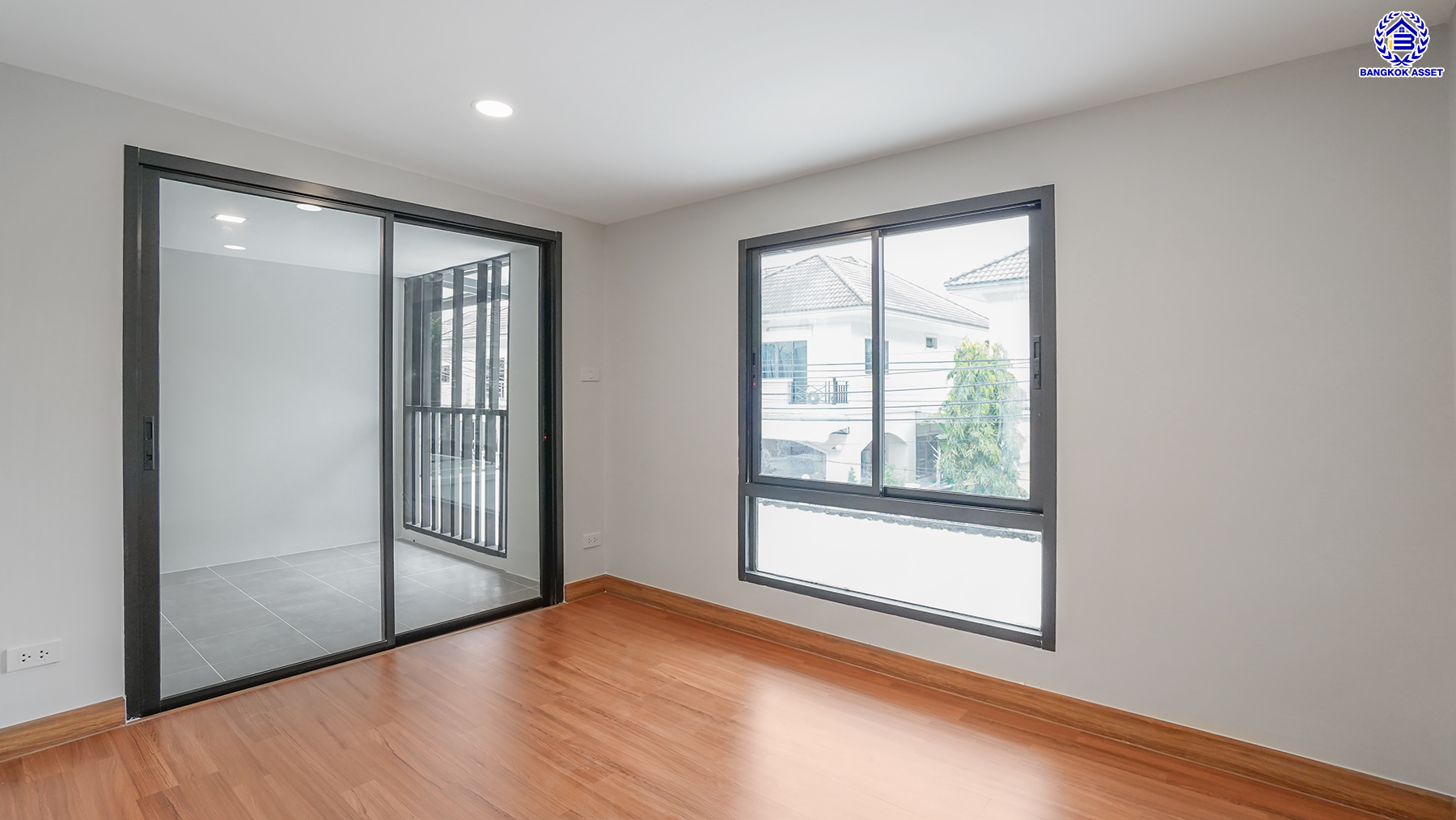 บ้านมือสองตกแต่งใหม่ โครงการ เพชรวัฒนะ เลียบคลองประปา หลังมุม บนทำเลเชื่อมต่อแจ้งวัฒนะ, ถนนศรีสมาน, ถนนสรงประภา เดินทางสะดวก ใกล้ทางด่วน "อุตราภิมุข" และรถไฟฟ้าสายสีชมพู "สถานีศรีรัช" เนื้อที่ 50 ตร.ว. พื้นที่ใช้สอย 232.51 ตร.ม. พร้อมฟังก์ชัน 4 ห้องนอน 3 ห้องน้ำ จอดรถได้ 2 คัน ...