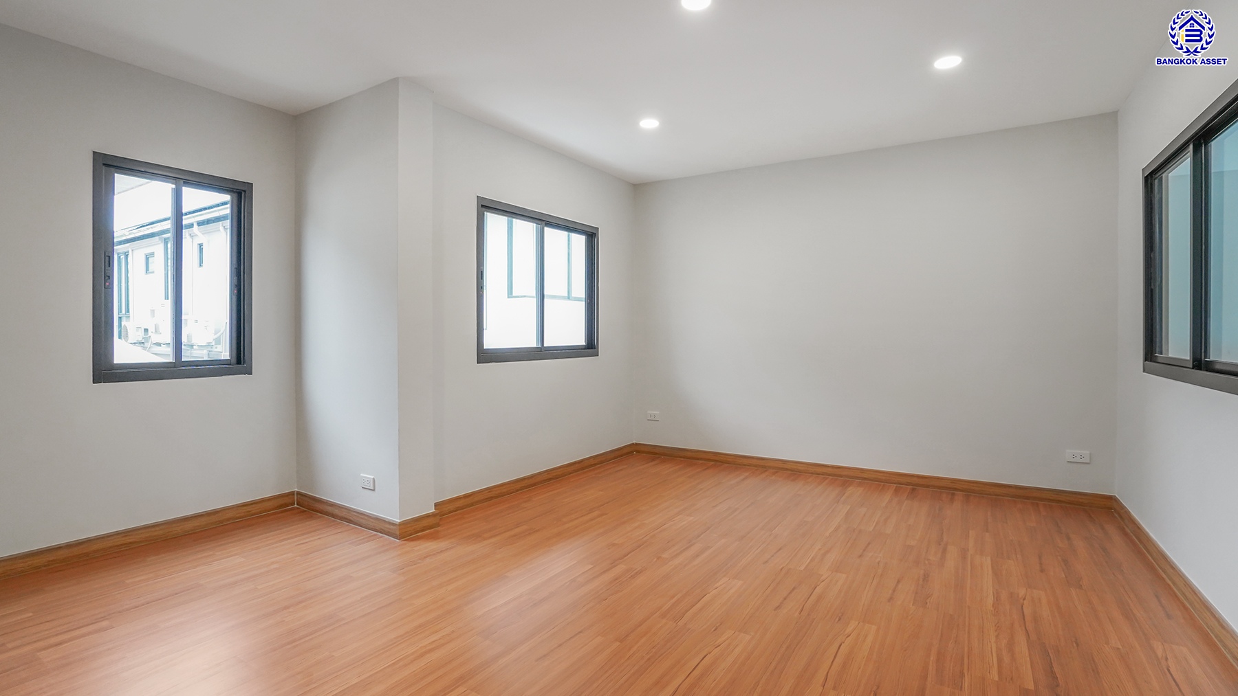 บ้านมือสองตกแต่งใหม่ โครงการ เพชรวัฒนะ เลียบคลองประปา หลังมุม บนทำเลเชื่อมต่อแจ้งวัฒนะ, ถนนศรีสมาน, ถนนสรงประภา เดินทางสะดวก ใกล้ทางด่วน "อุตราภิมุข" และรถไฟฟ้าสายสีชมพู "สถานีศรีรัช" เนื้อที่ 50 ตร.ว. พื้นที่ใช้สอย 232.51 ตร.ม. พร้อมฟังก์ชัน 4 ห้องนอน 3 ห้องน้ำ จอดรถได้ 2 คัน ...