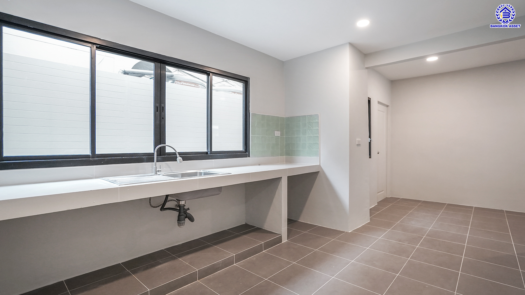 บ้านมือสองตกแต่งใหม่ โครงการ เพชรวัฒนะ เลียบคลองประปา หลังมุม บนทำเลเชื่อมต่อแจ้งวัฒนะ, ถนนศรีสมาน, ถนนสรงประภา เดินทางสะดวก ใกล้ทางด่วน "อุตราภิมุข" และรถไฟฟ้าสายสีชมพู "สถานีศรีรัช" เนื้อที่ 50 ตร.ว. พื้นที่ใช้สอย 232.51 ตร.ม. พร้อมฟังก์ชัน 4 ห้องนอน 3 ห้องน้ำ จอดรถได้ 2 คัน ...