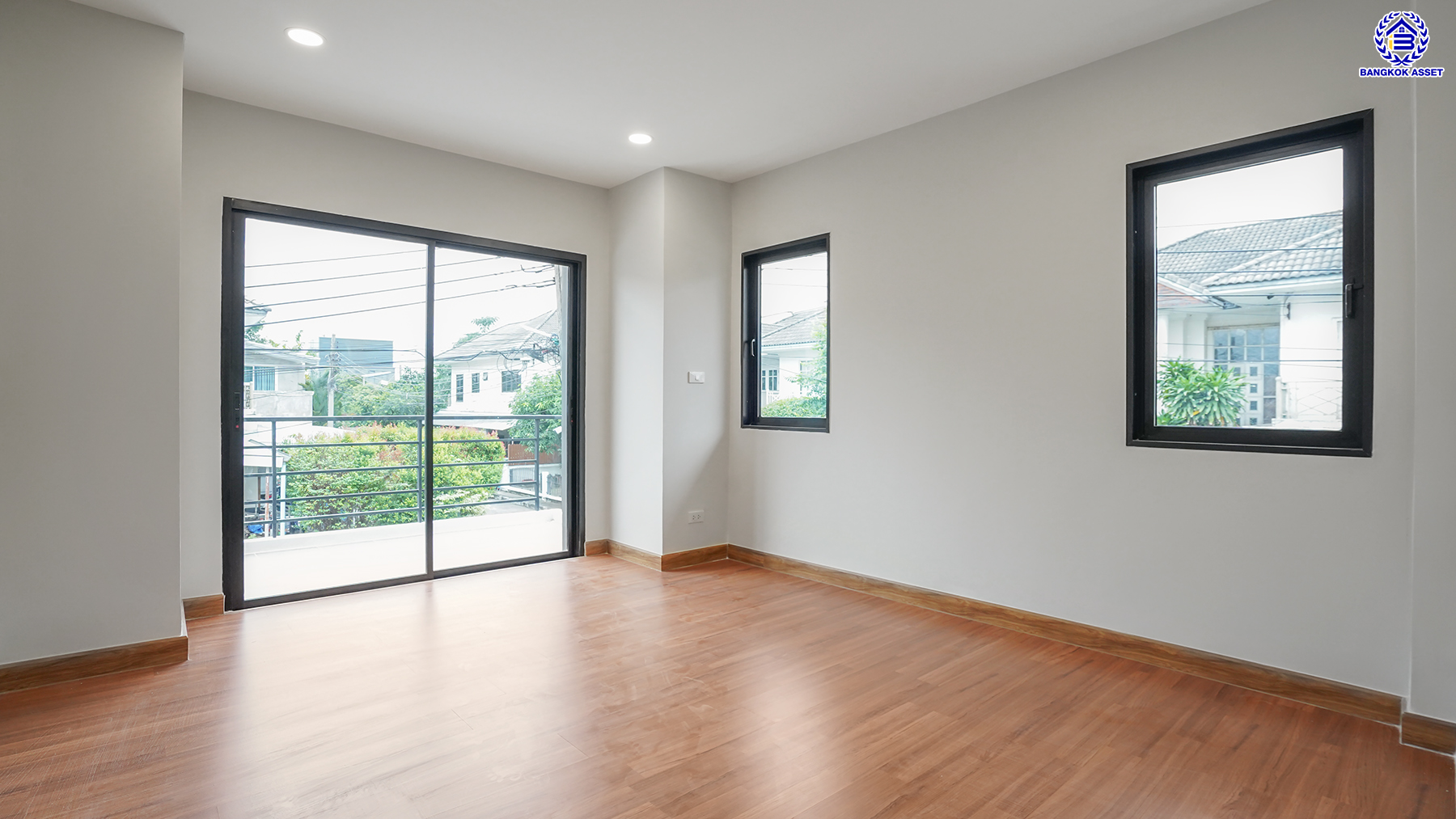 บ้านมือสองตกแต่งใหม่ โครงการ เพชรวัฒนะ เลียบคลองประปา หลังมุม บนทำเลเชื่อมต่อแจ้งวัฒนะ, ถนนศรีสมาน, ถนนสรงประภา เดินทางสะดวก ใกล้ทางด่วน "อุตราภิมุข" และรถไฟฟ้าสายสีชมพู "สถานีศรีรัช" เนื้อที่ 50 ตร.ว. พื้นที่ใช้สอย 232.51 ตร.ม. พร้อมฟังก์ชัน 4 ห้องนอน 3 ห้องน้ำ จอดรถได้ 2 คัน ...