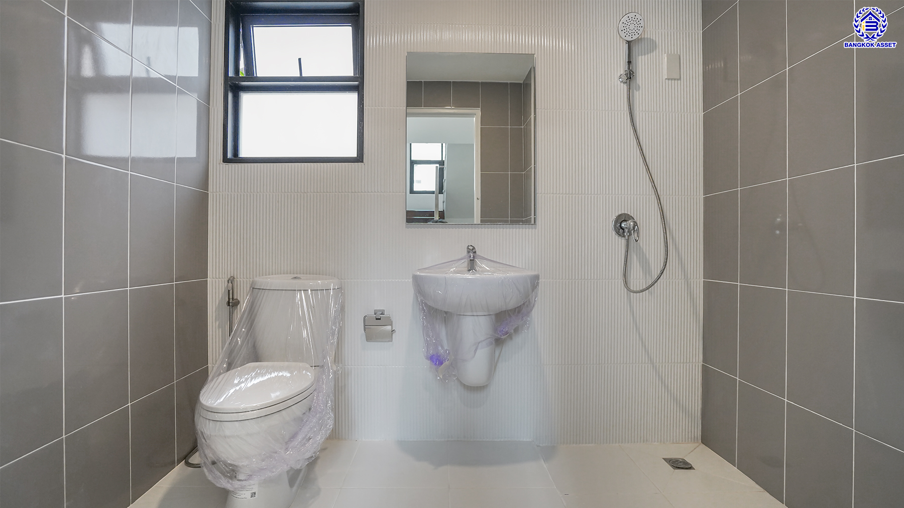 บ้านมือสองตกแต่งใหม่ โครงการ เพชรวัฒนะ เลียบคลองประปา หลังมุม บนทำเลเชื่อมต่อแจ้งวัฒนะ, ถนนศรีสมาน, ถนนสรงประภา เดินทางสะดวก ใกล้ทางด่วน "อุตราภิมุข" และรถไฟฟ้าสายสีชมพู "สถานีศรีรัช" เนื้อที่ 50 ตร.ว. พื้นที่ใช้สอย 232.51 ตร.ม. พร้อมฟังก์ชัน 4 ห้องนอน 3 ห้องน้ำ จอดรถได้ 2 คัน ...