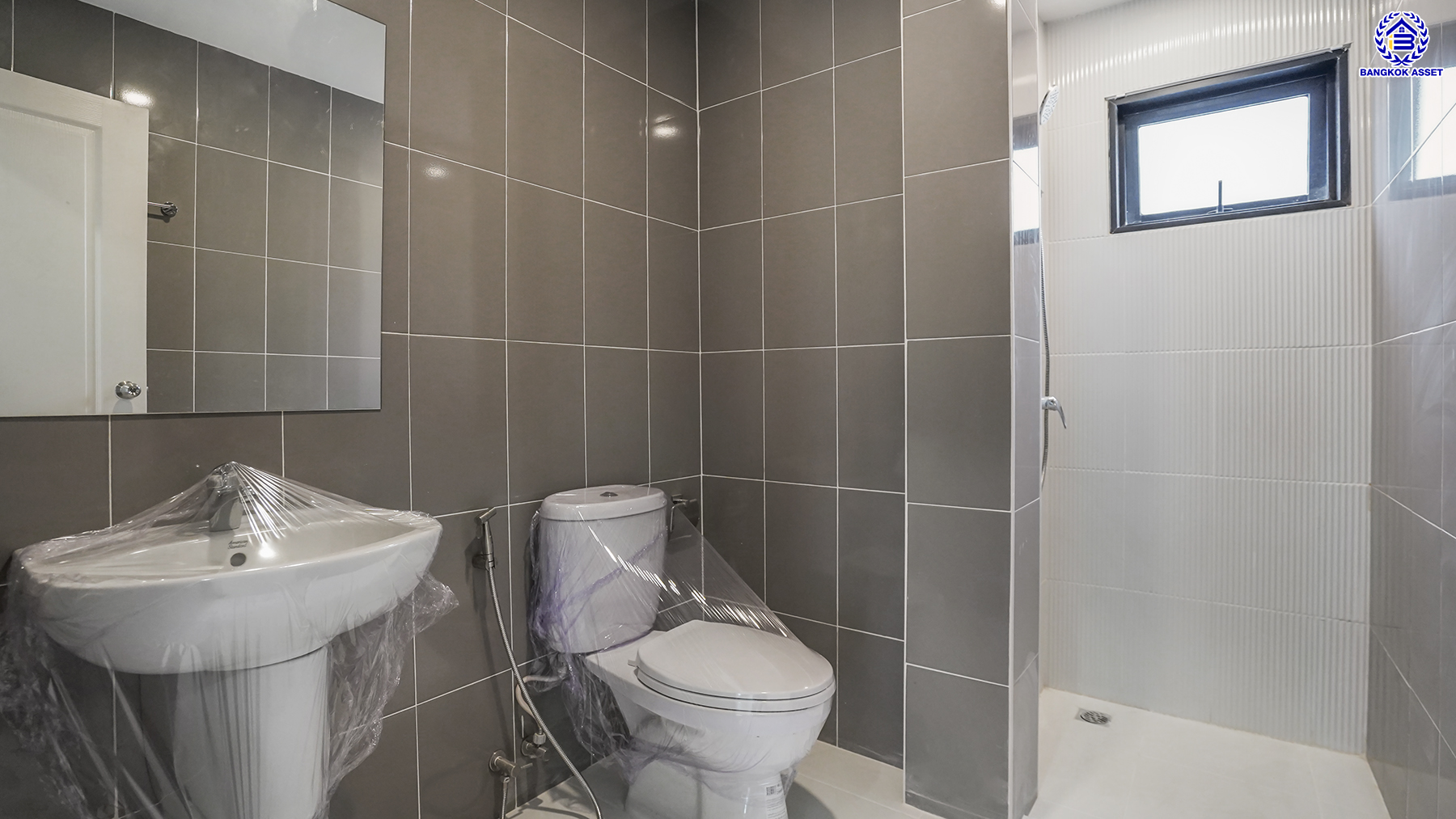 บ้านมือสองตกแต่งใหม่ โครงการ เพชรวัฒนะ เลียบคลองประปา หลังมุม บนทำเลเชื่อมต่อแจ้งวัฒนะ, ถนนศรีสมาน, ถนนสรงประภา เดินทางสะดวก ใกล้ทางด่วน "อุตราภิมุข" และรถไฟฟ้าสายสีชมพู "สถานีศรีรัช" เนื้อที่ 50 ตร.ว. พื้นที่ใช้สอย 232.51 ตร.ม. พร้อมฟังก์ชัน 4 ห้องนอน 3 ห้องน้ำ จอดรถได้ 2 คัน ...