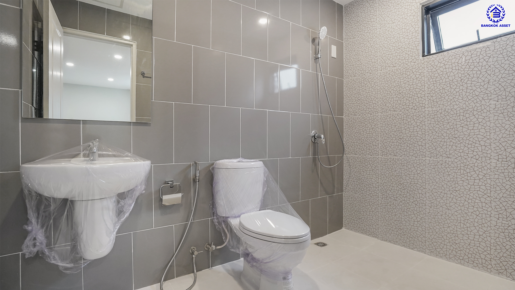 บ้านมือสองตกแต่งใหม่ โครงการ เพชรวัฒนะ เลียบคลองประปา หลังมุม บนทำเลเชื่อมต่อแจ้งวัฒนะ, ถนนศรีสมาน, ถนนสรงประภา เดินทางสะดวก ใกล้ทางด่วน "อุตราภิมุข" และรถไฟฟ้าสายสีชมพู "สถานีศรีรัช" เนื้อที่ 50 ตร.ว. พื้นที่ใช้สอย 232.51 ตร.ม. พร้อมฟังก์ชัน 4 ห้องนอน 3 ห้องน้ำ จอดรถได้ 2 คัน ...