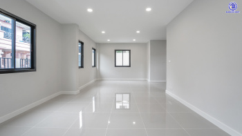 บ้านมือสองตกแต่งใหม่ โครงการ เพชรวัฒนะ เลียบคลองประปา หลังมุม บนทำเลเชื่อมต่อแจ้งวัฒนะ, ถนนศรีสมาน, ถนนสรงประภา เดินทางสะดวก ใกล้ทางด่วน "อุตราภิมุข" และรถไฟฟ้าสายสีชมพู "สถานีศรีรัช" เนื้อที่ 50 ตร.ว. พื้นที่ใช้สอย 232.51 ตร.ม. พร้อมฟังก์ชัน 4 ห้องนอน 3 ห้องน้ำ จอดรถได้ 2 คัน ...