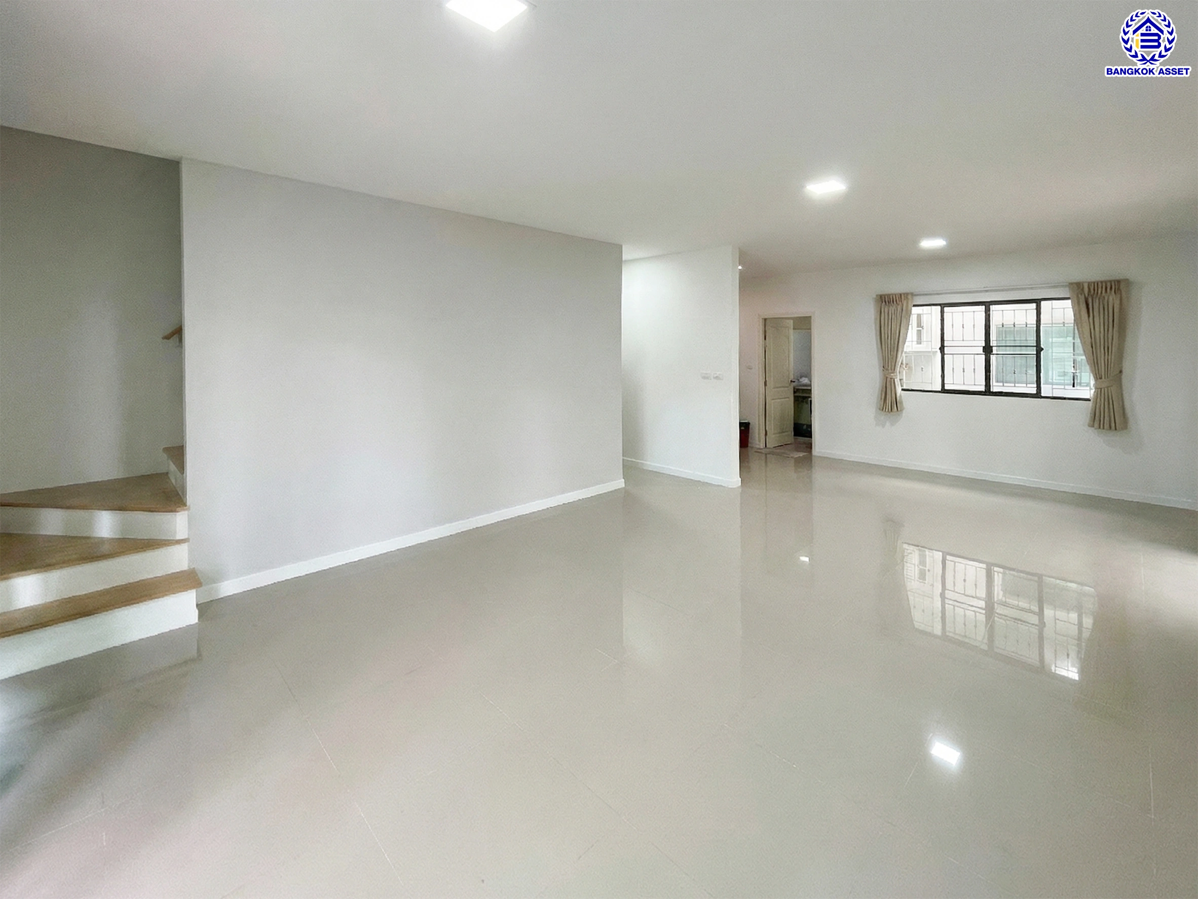 บ้านแฝดมือสองสมุทรปราการ โครงการ พฤกษาวิลล์ อ่อนนุช-สุวรรณภูมิ เนื้อที่ 37 ตร.ว. พื้นที่ใช้สอย 140 ตร.ม. ฟังก์ชัน 3 ห้องนอน 3 ห้องน้ำ 2 ที่จอดรถ พร้อมของแถมอีกหลายรายการ เข้าอยู่ได้ทันที ทำเลใกล้สนามบินสุวรรณภูมิ เชื่อมต่อถนนลาดกระบัง ใกล้รถไฟฟ้าสายแอร์พอร์ตเรล ลิงค์ "สถานีบ้านทับช้าง" และมอเตอร์เวย์ ลาดกระบัง