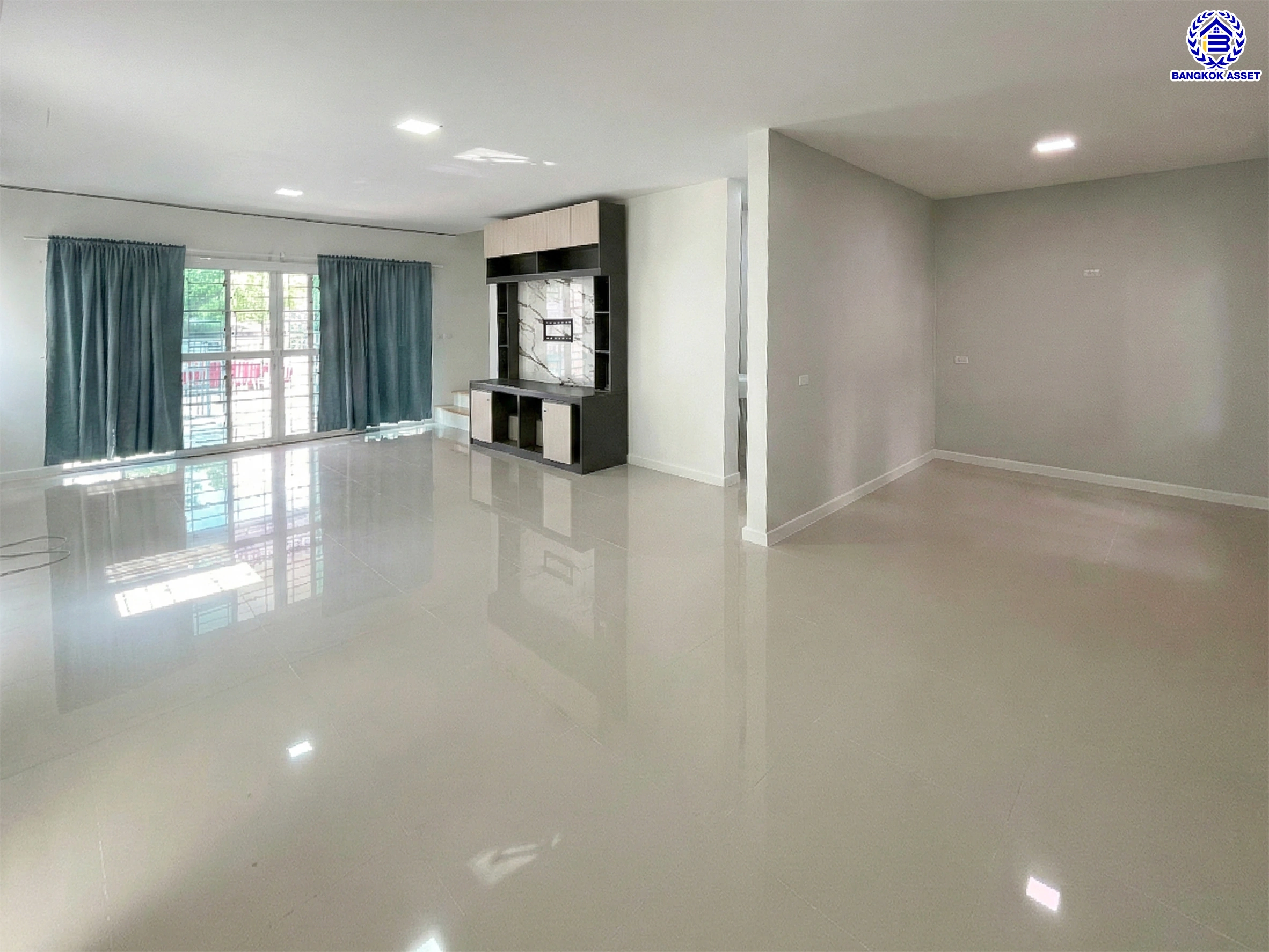 บ้านแฝดมือสองสมุทรปราการ โครงการ พฤกษาวิลล์ อ่อนนุช-สุวรรณภูมิ เนื้อที่ 37 ตร.ว. พื้นที่ใช้สอย 140 ตร.ม. ฟังก์ชัน 3 ห้องนอน 3 ห้องน้ำ 2 ที่จอดรถ พร้อมของแถมอีกหลายรายการ เข้าอยู่ได้ทันที ทำเลใกล้สนามบินสุวรรณภูมิ เชื่อมต่อถนนลาดกระบัง ใกล้รถไฟฟ้าสายแอร์พอร์ตเรล ลิงค์ "สถานีบ้านทับช้าง" และมอเตอร์เวย์ ลาดกระบัง